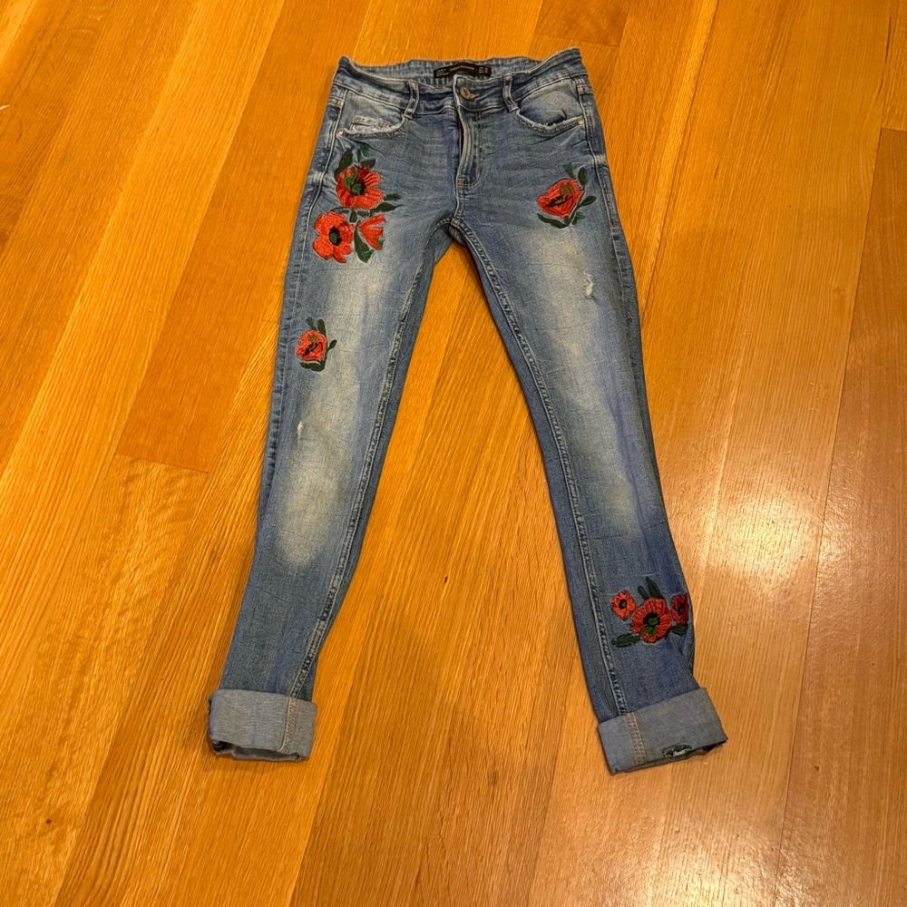 Zara Trafaluc Denimwear Jeans with Red Floral Embroidery Size 00 Cottagecore